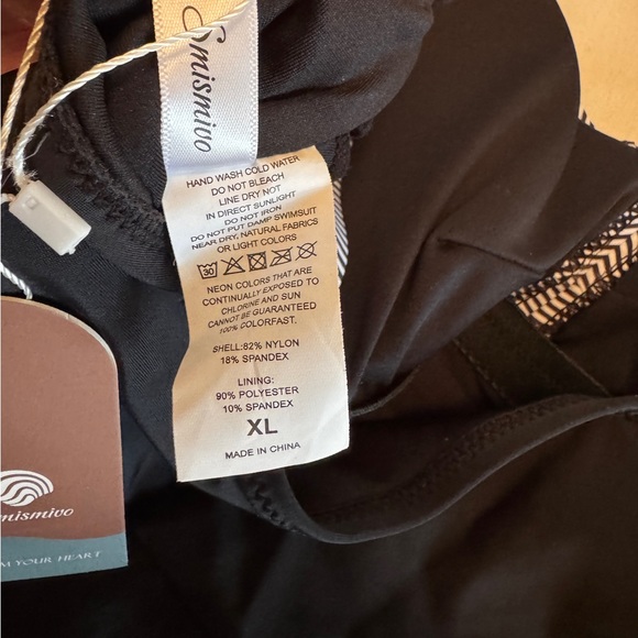 Elegant Black and White Women's One-Piece Swimsuit - Picture 10 of 12